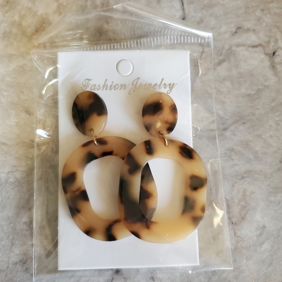 NEW tortoise shell oval acrylic earrings - Picture 2 of 3